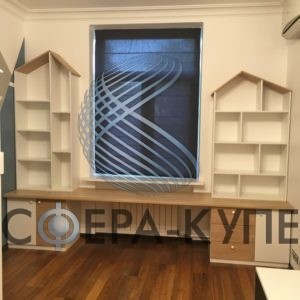 Встроенный стол для детской